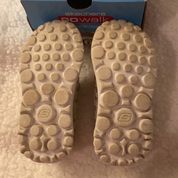 Skechers, Size 6 Toddler, Go Walk Bitty Bow. Gray/Pink - Picture 4 of 5